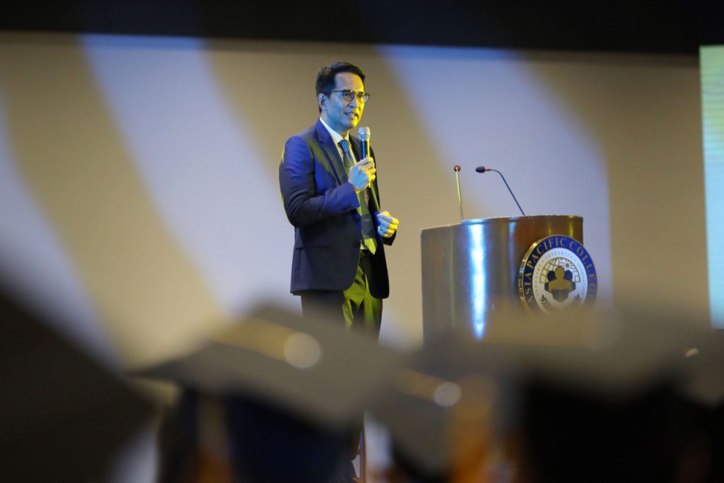 Microsoft Philippines CEO Peter Maquera delivers his speech during the college commencement exercises.
