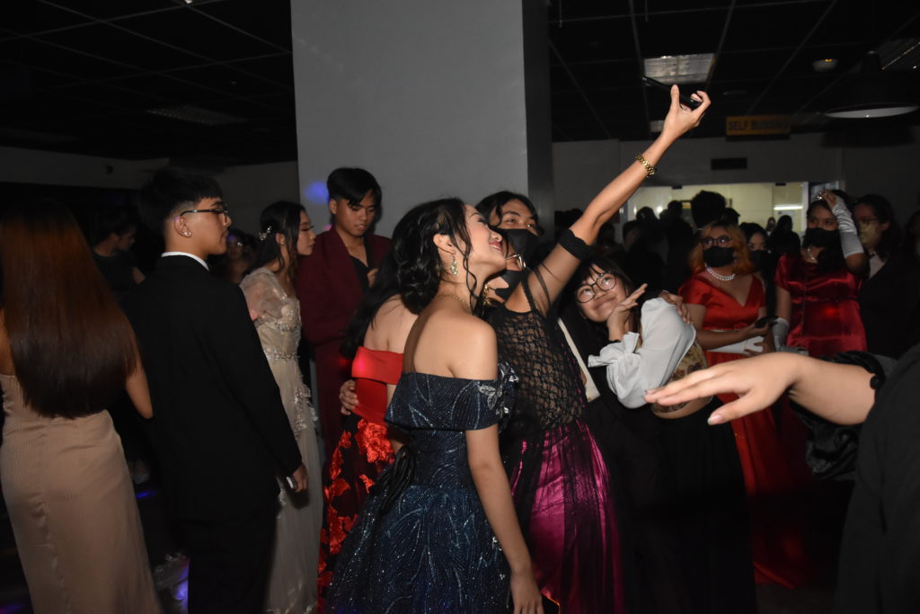 SHS students enjoy the night of the SHS Acquaintance Party. Photo by Sigourney Patricia Marie Valbuena & Terrence Luigi Matel