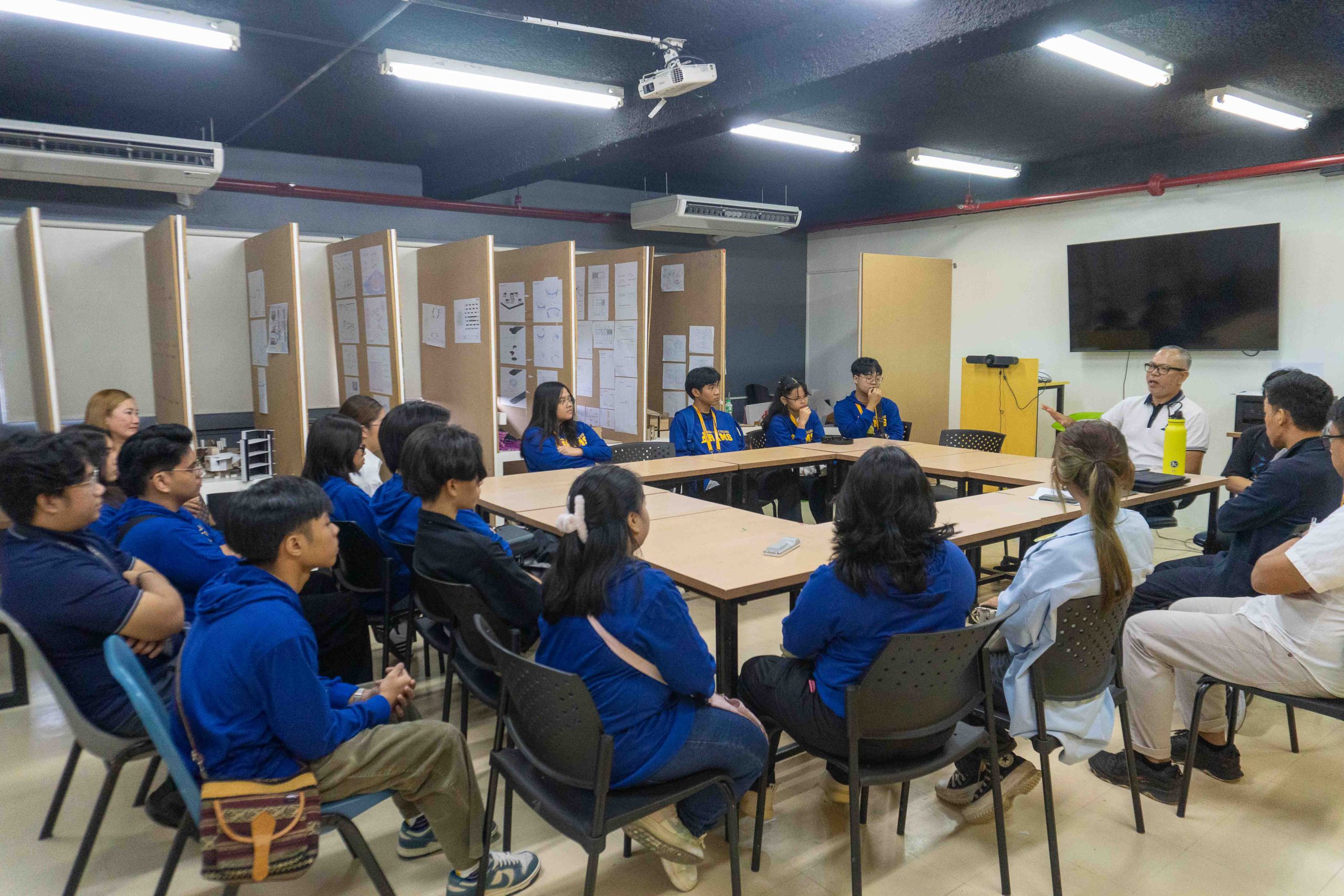 School of Architecture (SoAr) Executive Director Mr. Harry Serrano welcomes freshman students during the breakout rooms session of the 2024 Student Orientation.