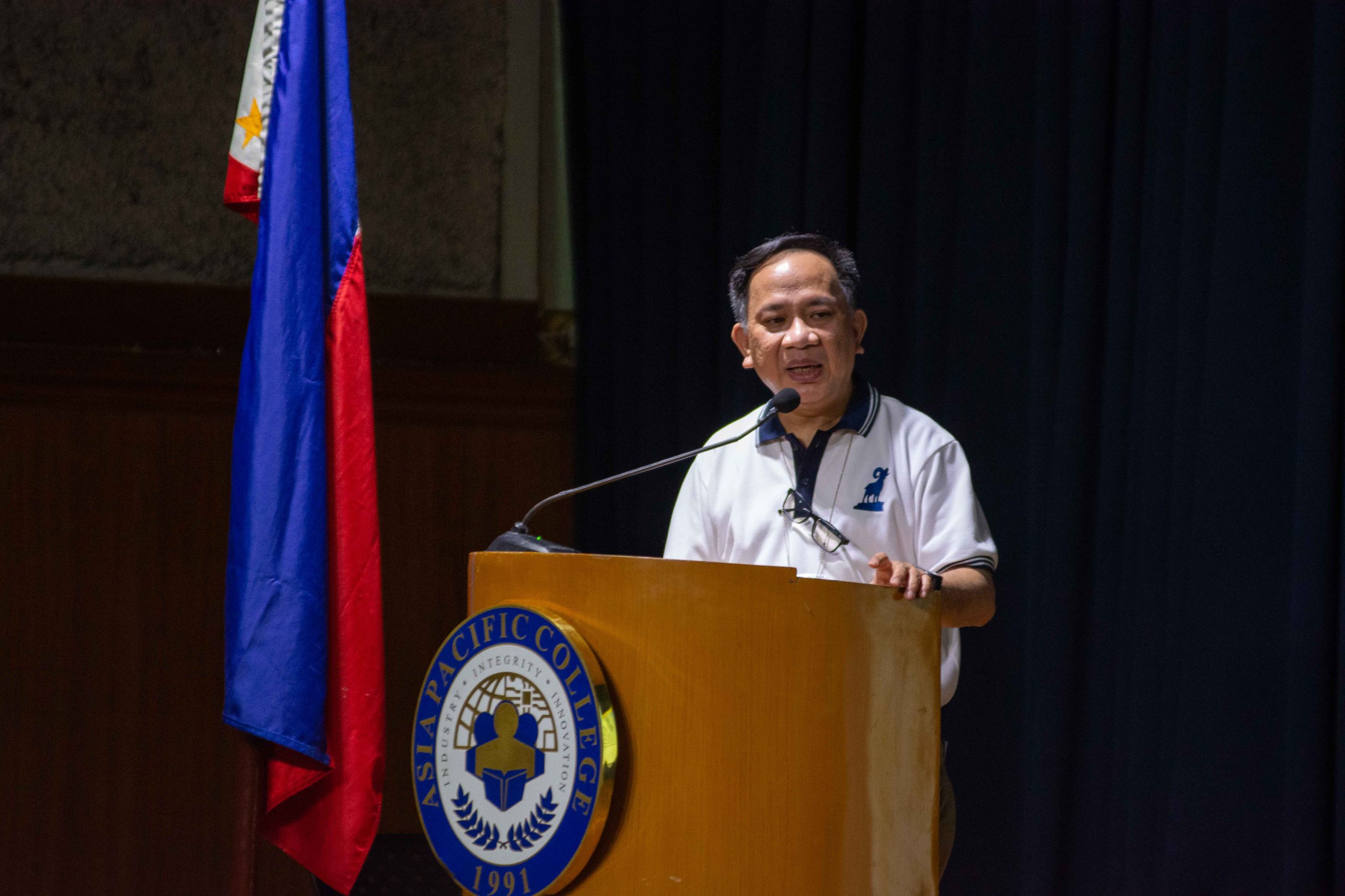 ITRO Director Mr. Jojo Castillo discusses APC Hyflex during the 2024 Student Orientation last August 2, 2024..