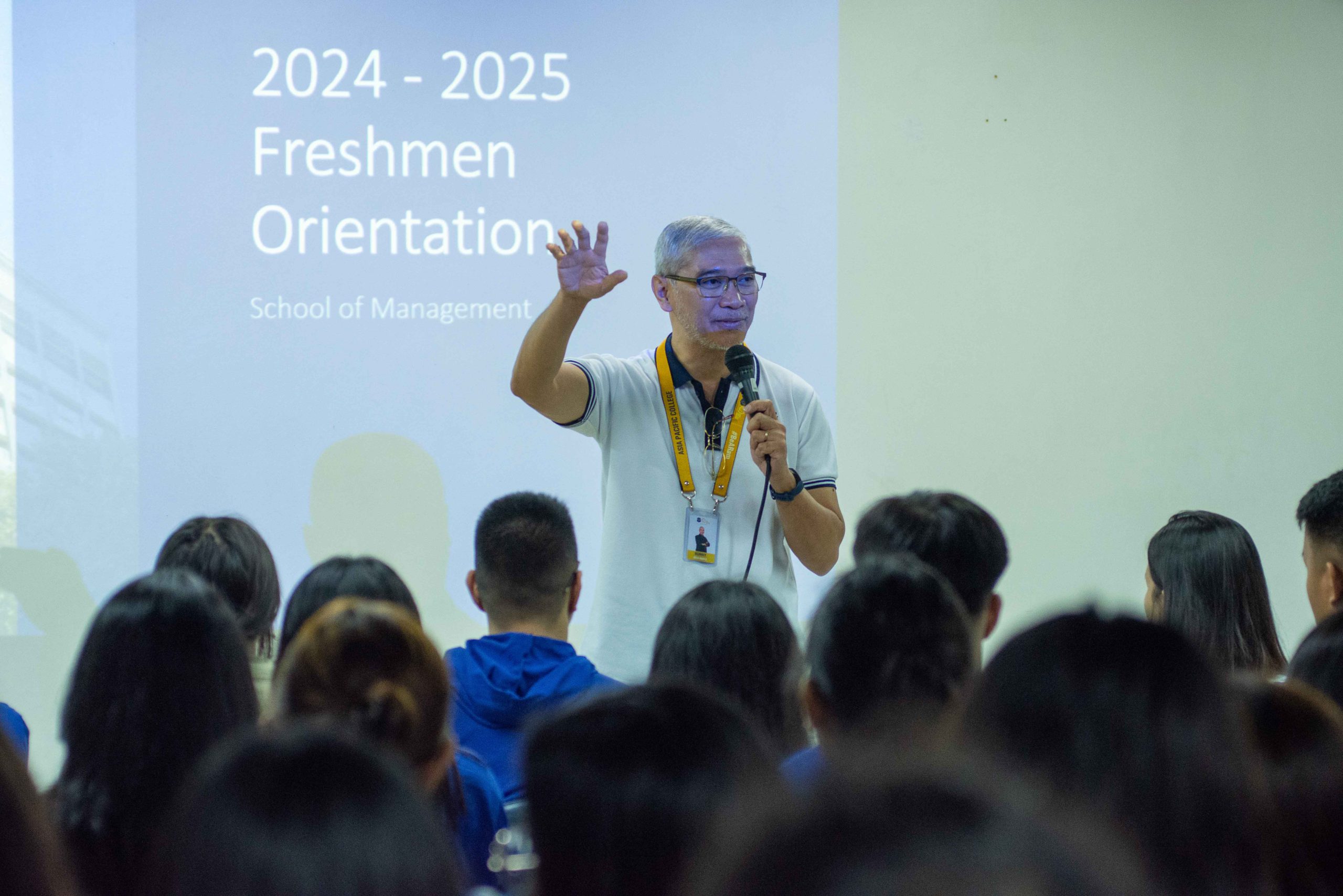 School of Management (SoM) Executive Director Jose Roberto Del Rosario welcomes freshman students during the breakout rooms session of the 2024 Student Orientation.