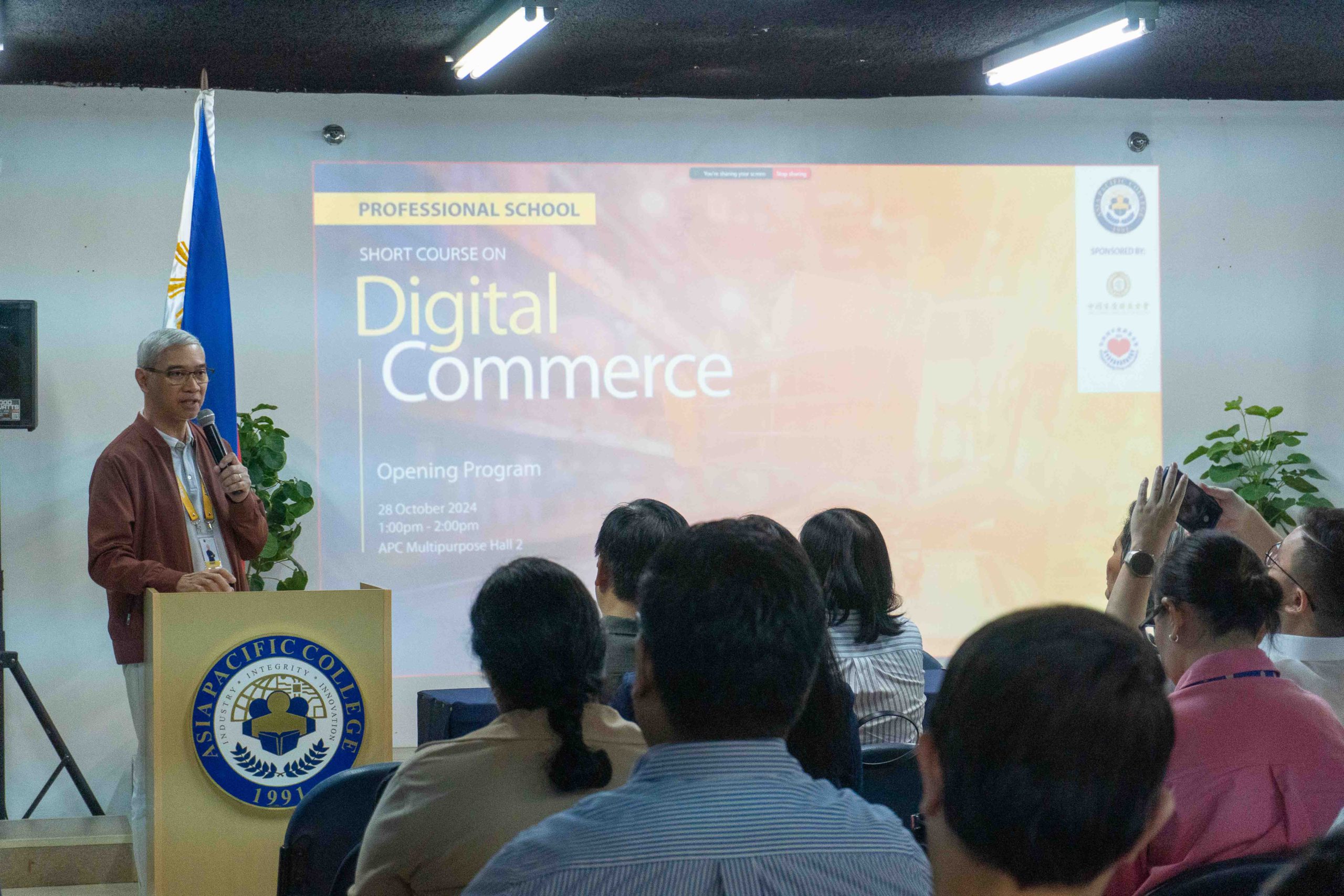 School of Management Executive Director Jose Roberto del Rosario provides an overview of the Digital Commerce Short Course. Photo by Jervis Gonzales